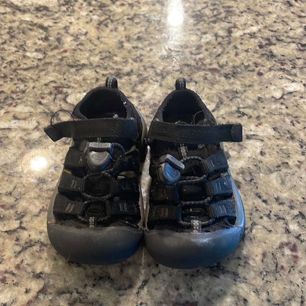 Toddler size 8 keens